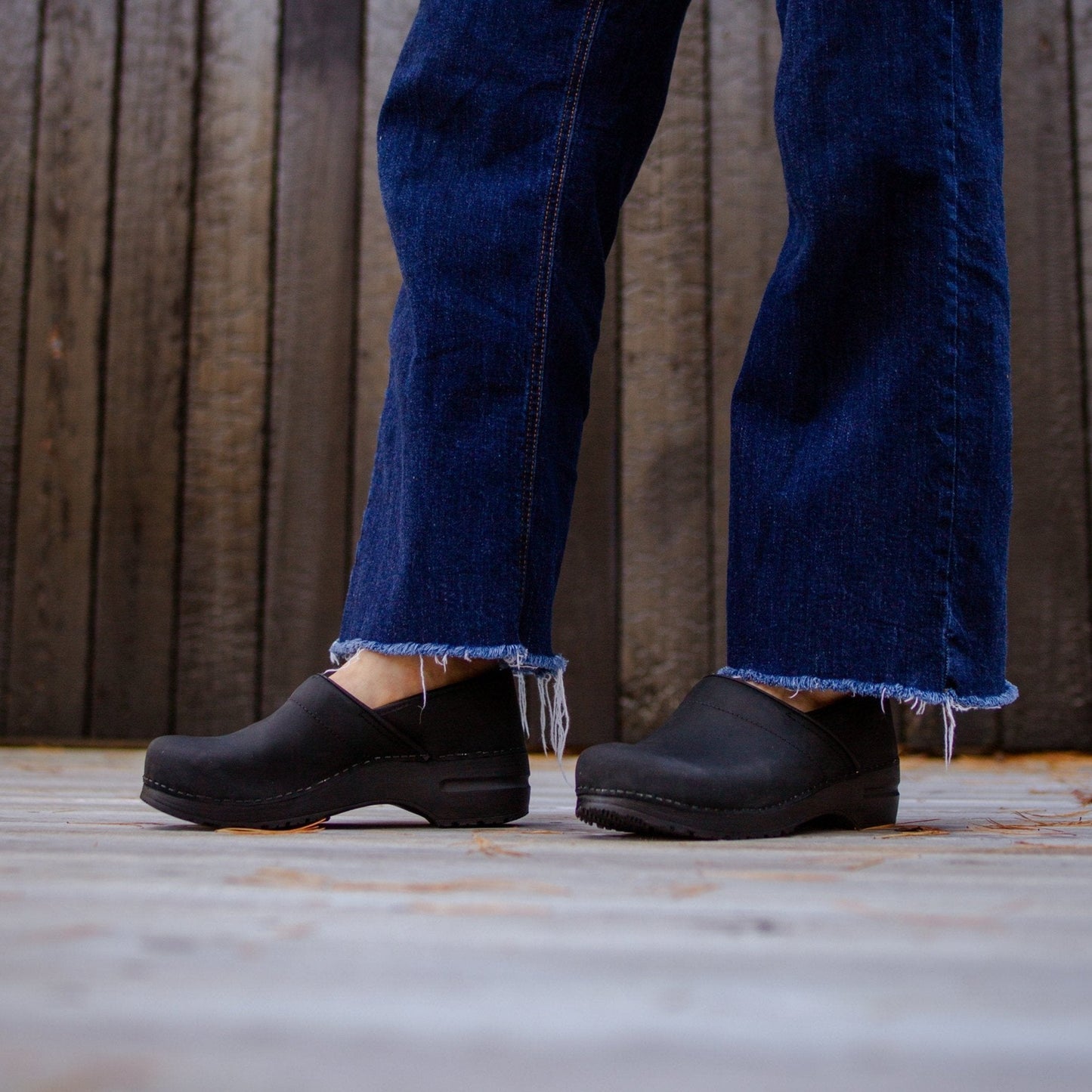 Pro. Oiled Leather Women's Clog in Black | Sanita