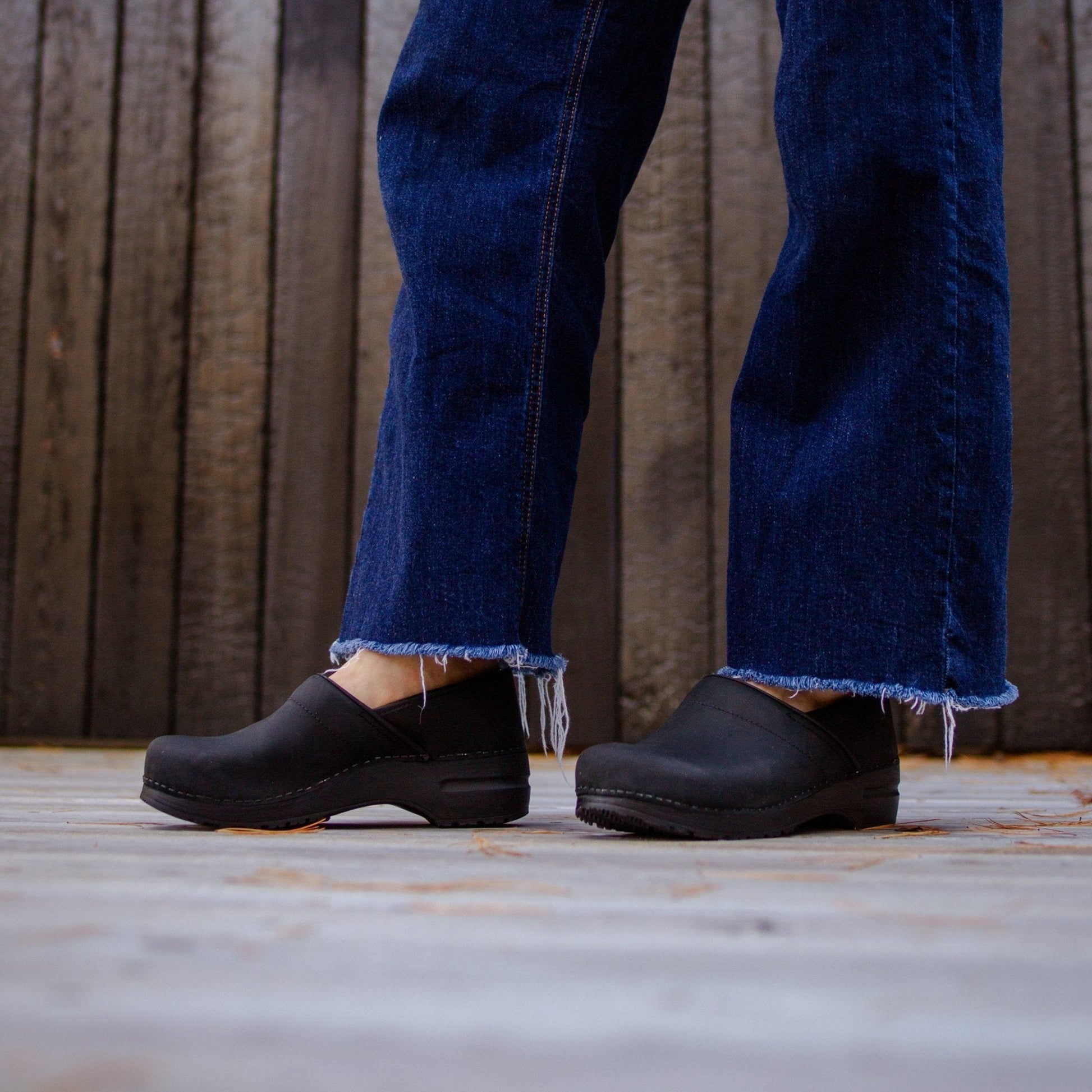 Pro. Oiled Leather Women's Clog in Black | Sanita