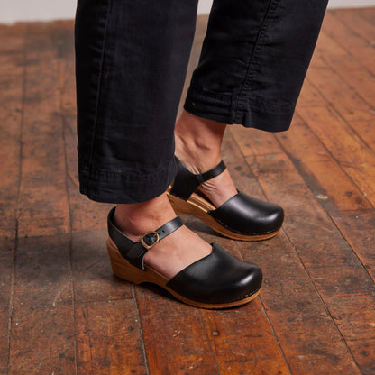 Sansi Women's Sandal in Black | Sanita