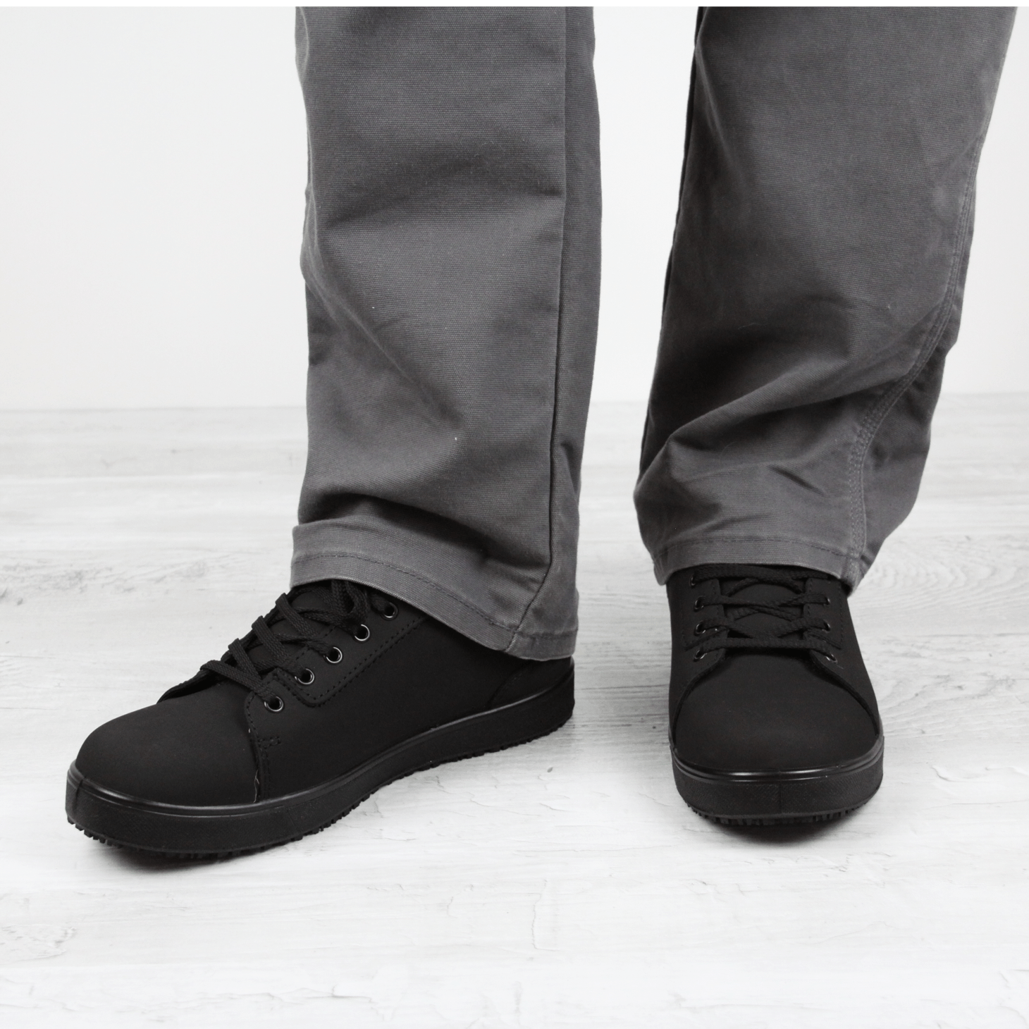 Umami S2 Unisex Sneaker in Black | Sanita