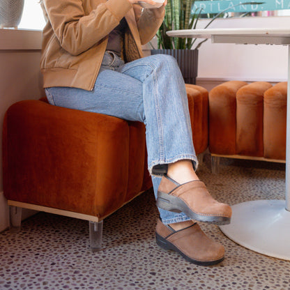 Pro. Oiled Leather Women's Clog in Chocolate | Sanita