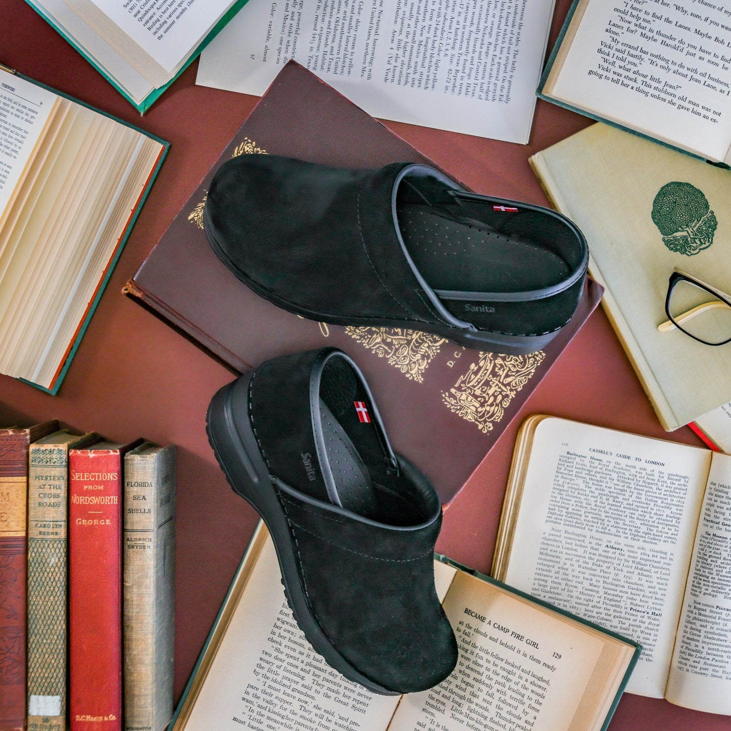 Hinsdale Women's Vegan Clog in Black | Sanita