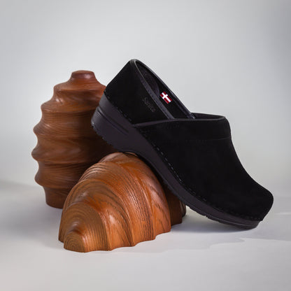 Hinsdale Women's Vegan Clog in Black | Sanita