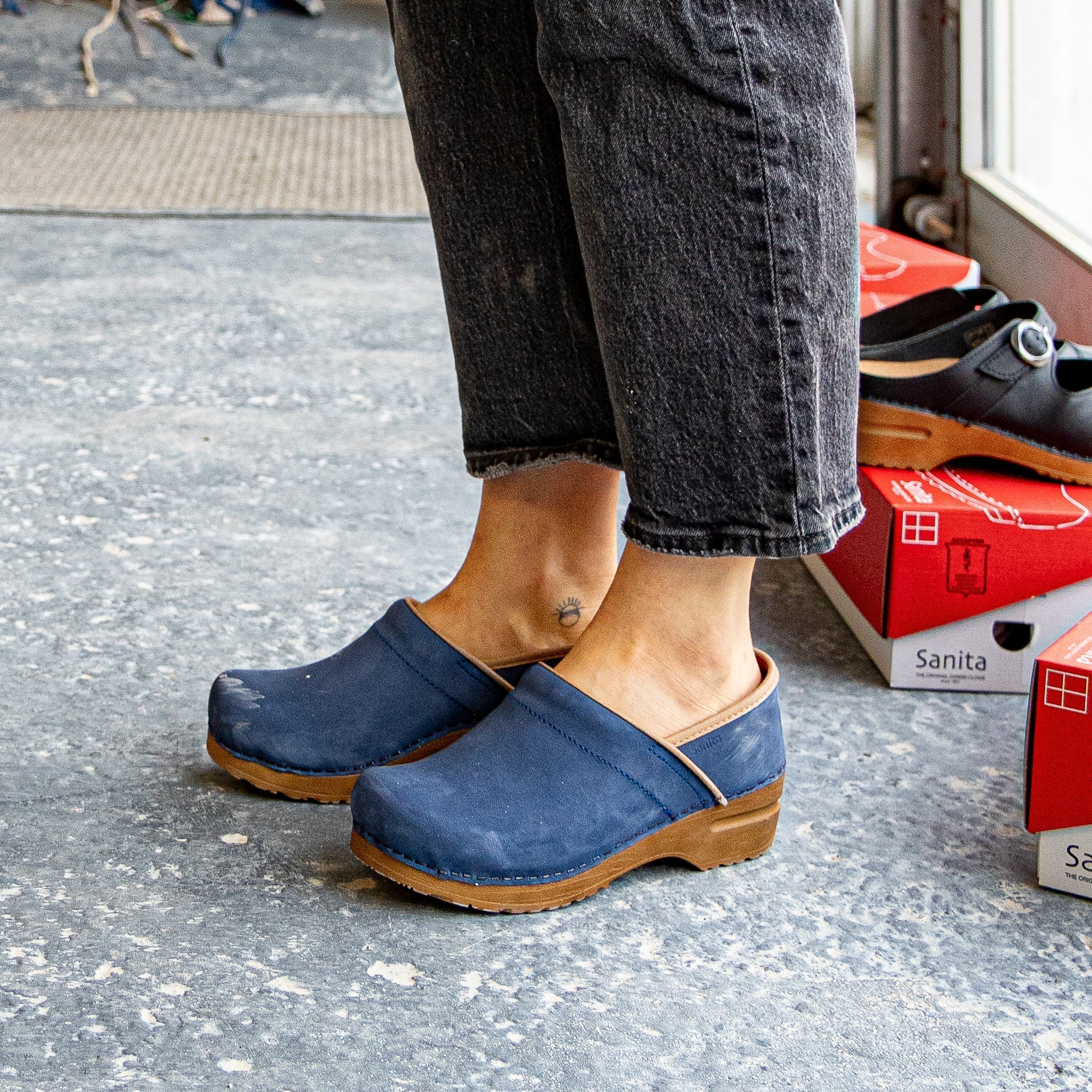 Pro. Oiled Leather Women's Clog in Dove Blue | Sanita