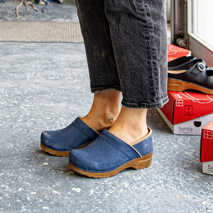 Pro. Oiled Leather Women's Clog in Dove Blue | Sanita