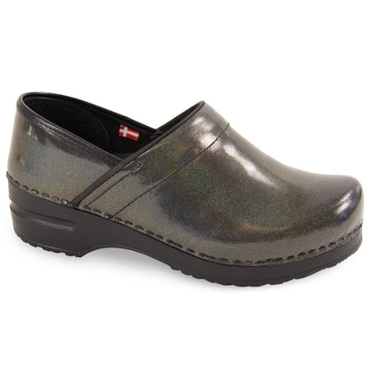 Sabel Women's Slip Resistant Clog in Charcoal | Sanita