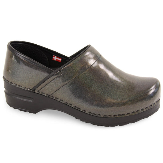 Sabel Women's Slip Resistant Clog in Charcoal | Sanita